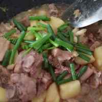 家常菜鸭腿炖土豆做法图解9)