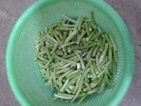 美味的蒜苔炒五花肉做法图解1)