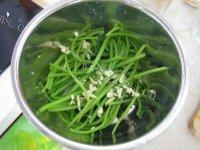 秀色可餐的凉拌茼蒿做法图解6)