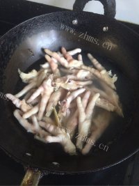 热腾腾的泡凤爪做法图解3)