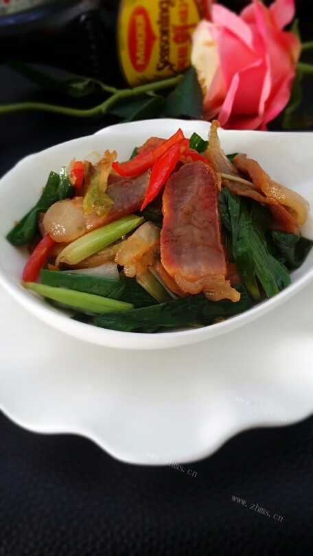 色泽鲜亮的腊肉炒蒜苗