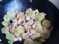 家常菜肉片炒莴笋做法图解7)
