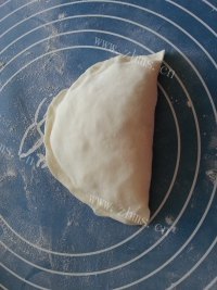诱人的韭菜盒子做法图解8)