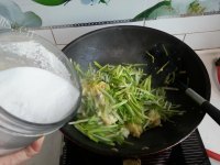 诱人的蒜苗炒鸡蛋做法图解9)