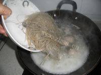美味的菠菜肉丸粉丝汤做法图解7)