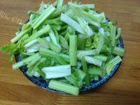 芹菜炒肉做法图解1)