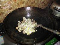 家常菜芹菜炒肉做法图解6)