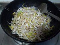 色味俱佳的素炒绿豆芽做法图解3)