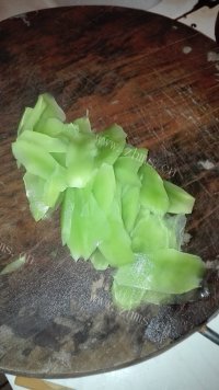 营养丰富的莴笋炒肉做法图解2)