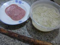 美味的火腿雷笋炒面做法图解1)