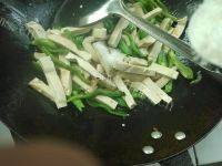 家常菜青椒炒豆干做法图解6)