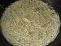 色味俱佳的黄瓜拌金针菇做法图解3)