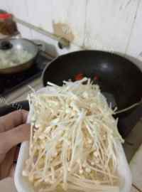 家常菜清炒金针菇做法图解6)