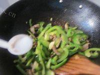 家常菜肉炒青椒做法图解5)