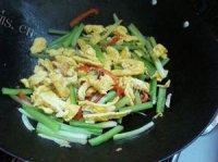 诱人的芹菜炒鸡蛋做法图解6)