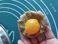 自制莲蓉蛋黄酥做法图解2)