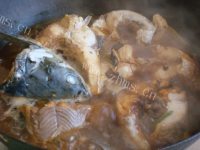 铁锅贴饼子炖草鱼做法图解7)