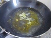 美味的金针瘦肉粉丝汤做法图解5)