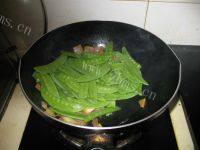 自制腊肉炒荷兰豆做法图解5)