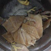 如此诱人的丝瓜炒鱿鱼做法图解1)