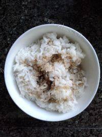 自制酱油鸡蛋炒饭做法图解3)