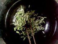 诱人的蒜薹炒鸡蛋做法图解5)