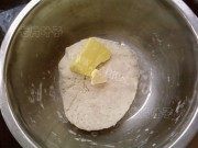 美味的鲜虾土豆香菇披萨做法图解2)
