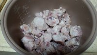 美味的玉米排骨汤做法图解4)