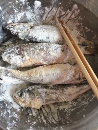 咸香椒盐黄花鱼做法图解3)