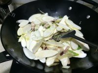 美味的茭白炒肉做法图解4)