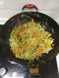 唇齿留香的芹菜炒鸡蛋做法图解8)