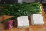 香鲜至极的韭菜烧豆腐做法图解1)