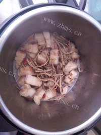 好吃的茶树菇焖五花肉做法图解8)