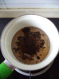 美味的椰香奶茶做法图解2)