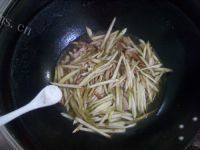 清淡肉丝炒茭白做法图解6)