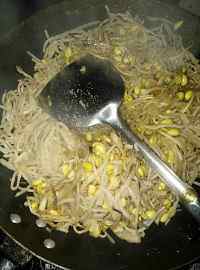 家常黄豆芽肉丝炒饼做法图解3)