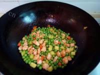 色泽鲜亮的豌豆虾仁的做法图解八