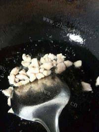 酸甜可口的苹果炒肉丁做法图解5)