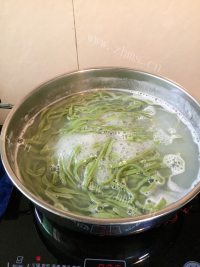 美味的胡萝卜炒面做法图解4)