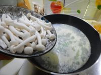 家常西兰花蘑菇奶汤做法图解9)