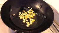 芝士蛋饼笋丁炒饭做法图解7)