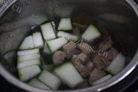 美味的绿豆冬瓜排骨汤做法图解8)