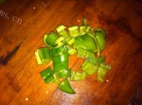家常菜青椒炒豆腐皮做法图解2)