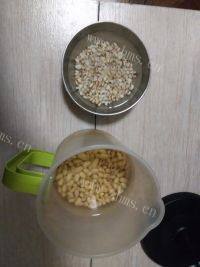 美味早餐薏米豆浆做法图解1)