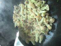 家常菜素炒花菜做法图解8)