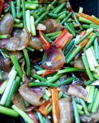 独特的蒜苔肉片做法图解3)