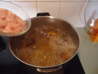 滋补杞子虫草花鸡肉汤做法图解5)