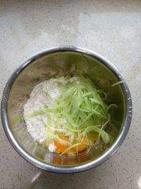美味黄瓜芝麻蛋饼做法图解2)