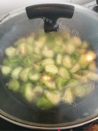 香喷喷的丝瓜汤做法图解7)