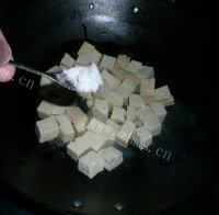 美美厨房之香煎豆腐做法图解5)
